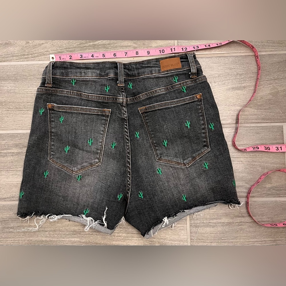 2 PAIRS! BUNDLE! Judy Blue embroidered Shorts Size medium - Picture 5 of 13